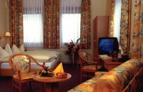 Combined shower/tub, towels