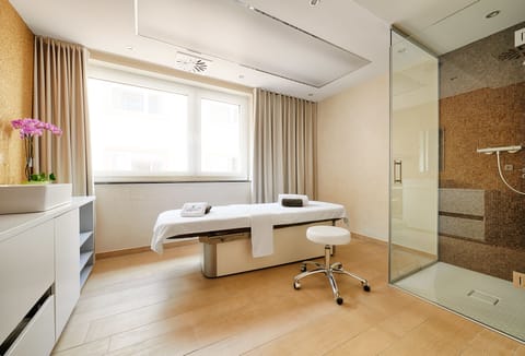 Couples treatment rooms, sauna, steam room, body treatments