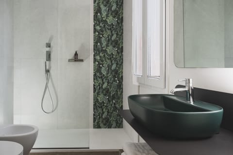 Junior Room | Bathroom | Shower, rainfall showerhead, free toiletries, hair dryer