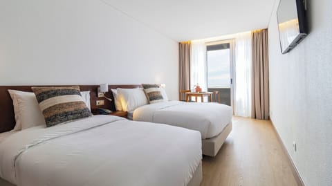 Hypo-allergenic bedding, in-room safe, desk, laptop workspace