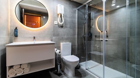 Quarto Triplo Vista Mar Varanda | Bathroom | Shower, free toiletries, hair dryer, bidet