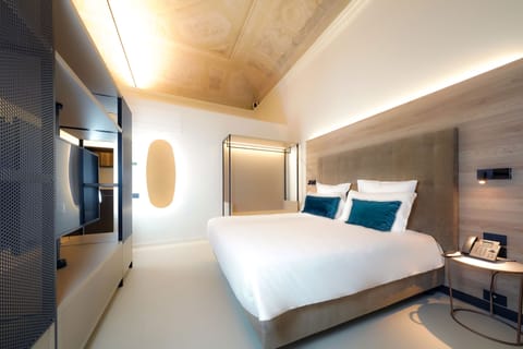 Junior Room | Minibar, in-room safe, desk, soundproofing