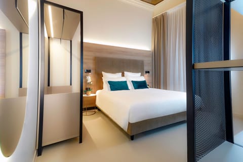 Junior Room | Minibar, in-room safe, desk, soundproofing