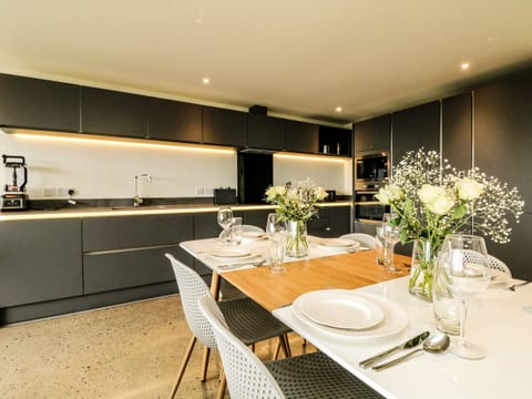 Cottage | Private kitchen | Fridge, dishwasher, electric kettle, toaster