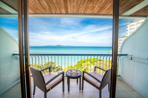 Superior Seaview Family Room | Balcony view