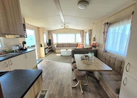 Cabin | Living area | 30-inch TV with digital channels, fireplace