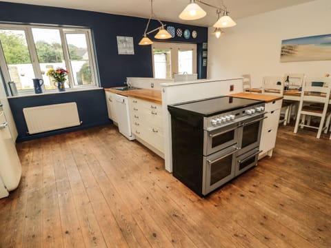 Cottage | Private kitchen | Fridge, dishwasher, electric kettle, toaster