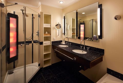 Superior Double Room, 1 King Bed | Bathroom | Free toiletries, hair dryer, towels, soap