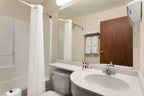 Combined shower/tub, free toiletries, hair dryer, towels