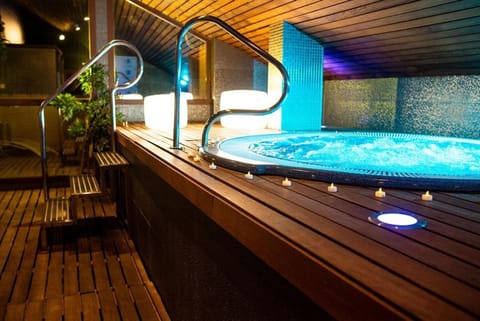 Indoor spa tub