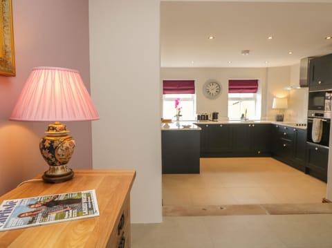 Cottage | Private kitchen | Fridge, electric kettle, toaster, cookware/dishes/utensils