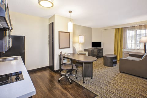 Premium bedding, in-room safe, desk, laptop workspace