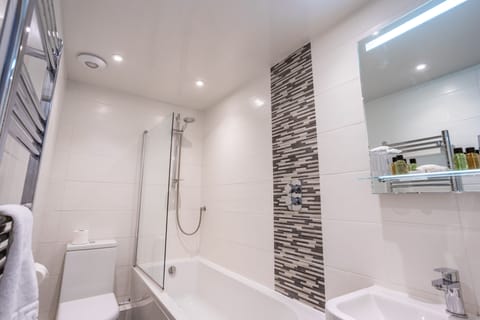 Country House Double with Garden View | Bathroom | Combined shower/tub, hair dryer, towels