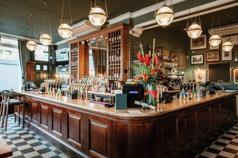 Serves breakfast, lunch, and dinner