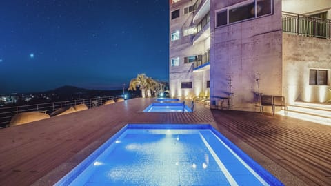 Indoor/outdoor pool
