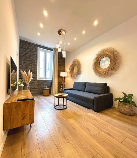 Appartement Le Vacon 3 | Living area | 40-inch flat-screen TV with cable channels, TV