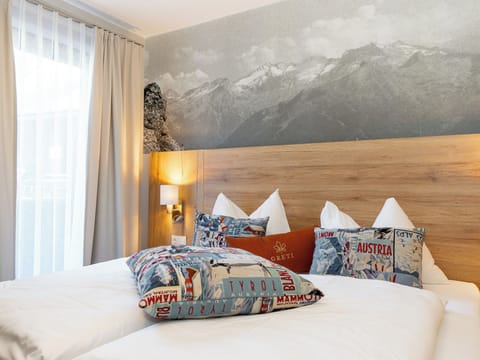 Deluxe Suite | Premium bedding, in-room safe, desk, blackout drapes