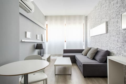 Executive Studio, 1 Queen Bed | Desk, laptop workspace, free WiFi, bed sheets