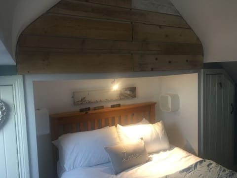 Apartment, Private Bathroom | Room amenity