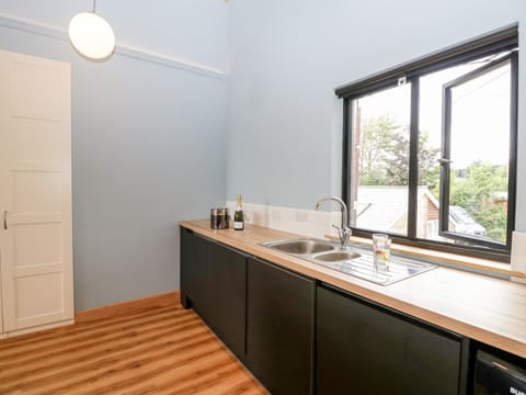 Cottage | Private kitchen | Fridge, dishwasher, electric kettle, cookware/dishes/utensils