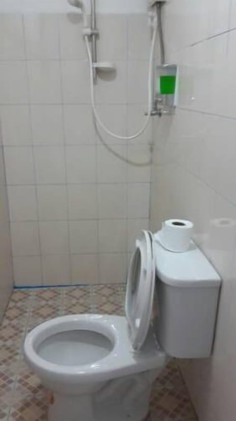 Shower, rainfall showerhead, free toiletries, towels