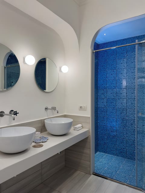 Junior Suite, Balcony, Garden View | Bathroom | Shower, designer toiletries, hair dryer, bathrobes