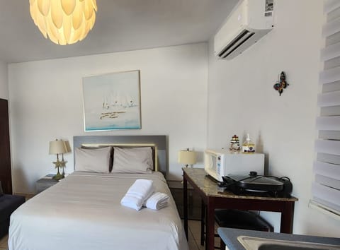 Deluxe Studio, Multiple Beds | Individually decorated, individually furnished, bed sheets