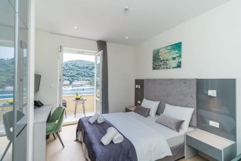 Desk, laptop workspace, soundproofing, free WiFi