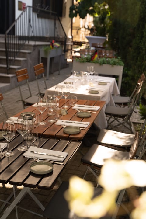 Lunch and dinner served, Italian cuisine