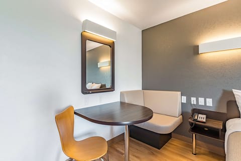 Minibar, free WiFi, bed sheets