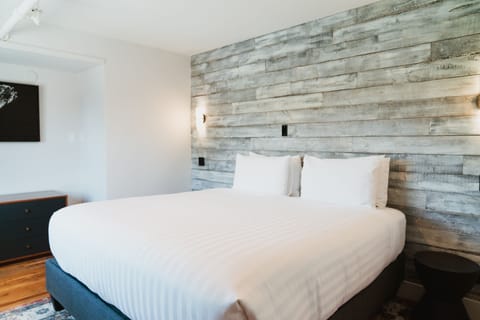 Room, 1 King Bed | Free WiFi, bed sheets