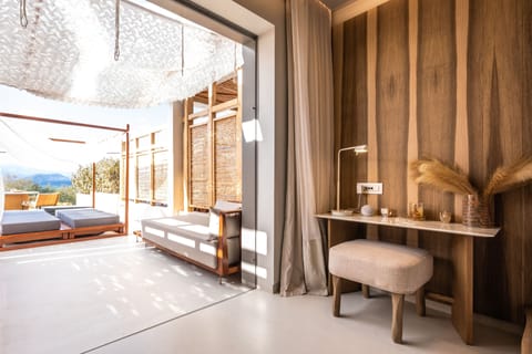 Luxury Studio Suite | Minibar, in-room safe, individually furnished, desk