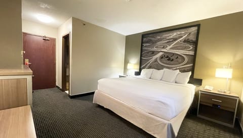 Premium bedding, desk, iron/ironing board, free cribs/infant beds