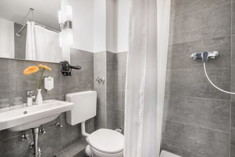 Standard Double Room | Bathroom | Shower, hair dryer, towels