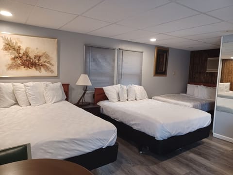 Luxury Studio Suite, Multiple Beds (3 Double Beds) | Desk, soundproofing, iron/ironing board, free WiFi