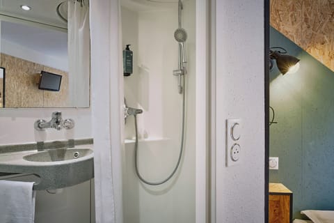 Comfort Double Room | Bathroom | Shower, eco-friendly toiletries, towels