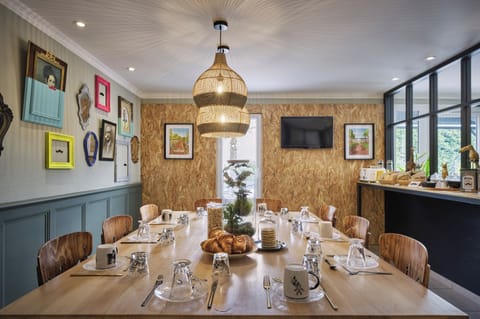 Daily buffet breakfast for a fee