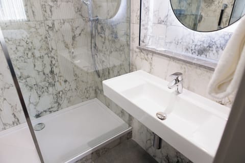 Executive Double Room | Bathroom | Combined shower/tub, eco-friendly toiletries, hair dryer, towels