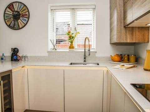 Cottage | Private kitchen | Fridge, dishwasher, electric kettle, toaster