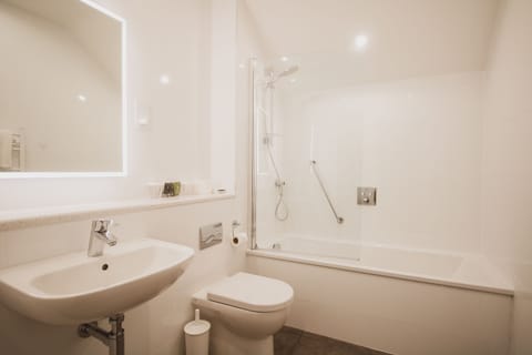 Standard Double Room | Bathroom | Deep soaking tub, free toiletries, hair dryer, towels