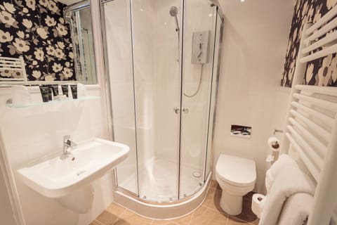 Deep soaking tub, free toiletries, hair dryer, towels