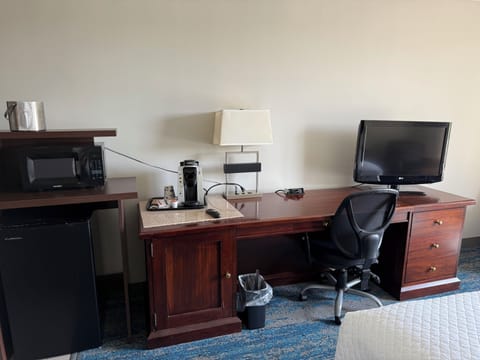 Pillowtop beds, in-room safe, desk, blackout drapes