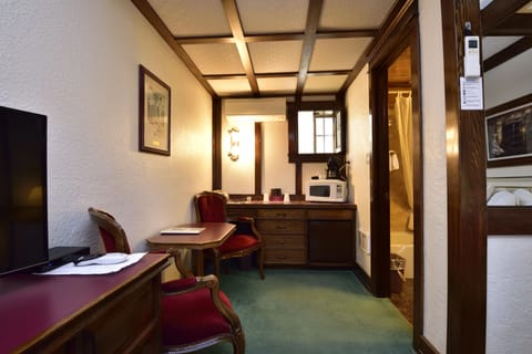 Standard Room, 1 Queen Bed | Business center