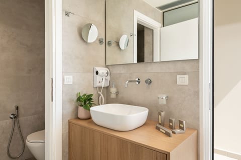 Superior Double Room | Bathroom | Free toiletries, hair dryer, bathrobes, slippers