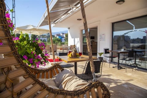 Standard Double Room | Living area | 40-inch LCD TV with satellite channels, TV