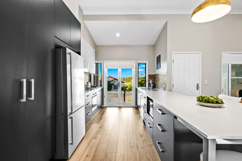 Design House | Private kitchen | Coffee/tea maker, full-size fridge, microwave, oven