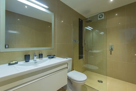 Luxury Room 1 with Ocean View and Private Spa | Bathroom | Shower, rainfall showerhead, free toiletries, hair dryer