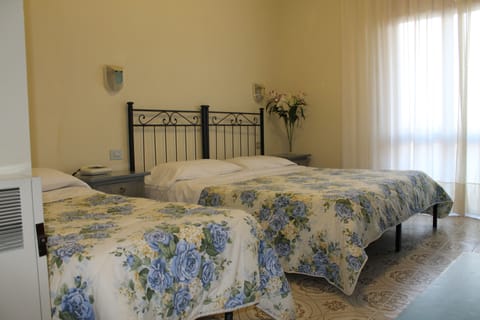 Quadruple Room | Minibar, desk