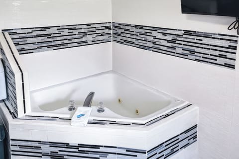 King Room with Spa Bath  | Premium bedding, iron/ironing board, free WiFi