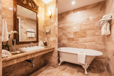 Royal Suite | Deep soaking bathtub